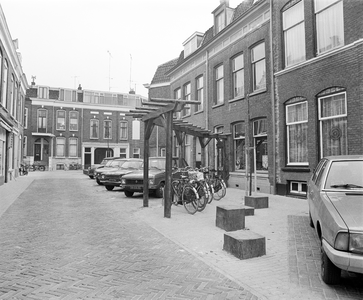 858912 Afbeelding van een pergola in de Kievitdwarsstraat te Utrecht.